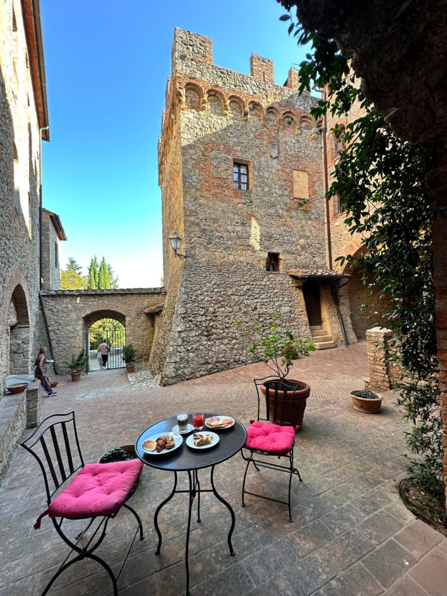 몬테리지오니 Castel Pietraio 빌라 외부 사진